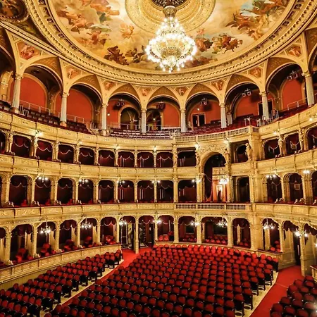 Apartamento Walk To Opera House - 3br Live In Designer Budapeste